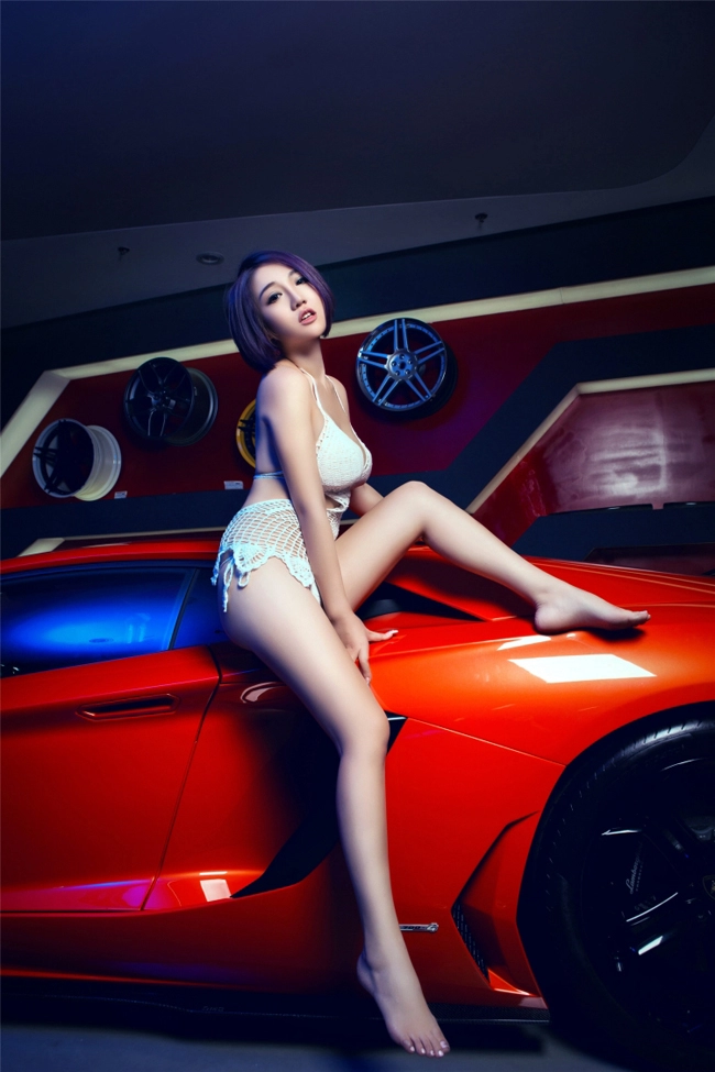 Chân dài sexy mặc áo lưới khoe thân bên lamborghini