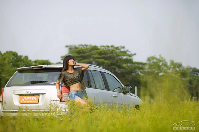Đậm đà phong cách việt dã cũng jeep và chân dài quyến rũ