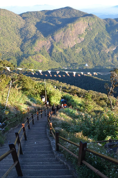 Dấu chân thánh trên đỉnh adams peak