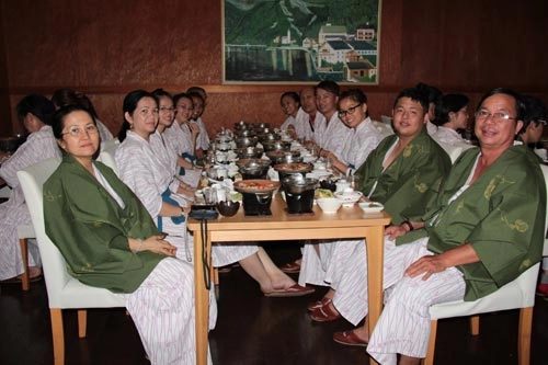 Đến nhật bản tắm suối nước nóng và ngủ phòng tatami