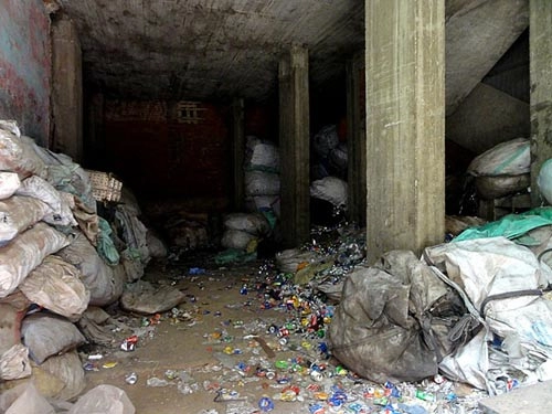 Độc đáo nhà thờ hang động ở thành phố rác