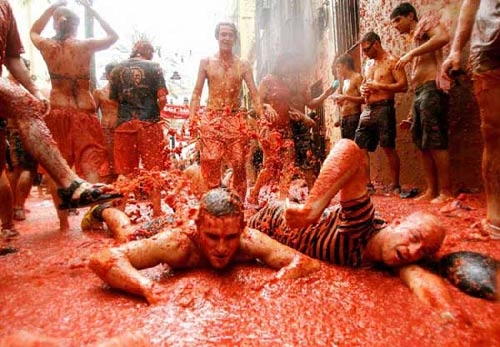 Độc đáo những lễ hội ném nhau trên thế giới