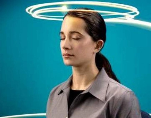 Dùng điện thoại thôi miên thực ra là mùi của quỷ