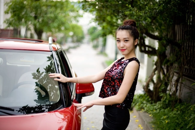 Emily yêu kiều bên mg3 xross
