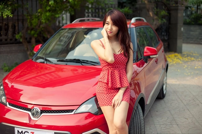 Emily yêu kiều bên mg3 xross