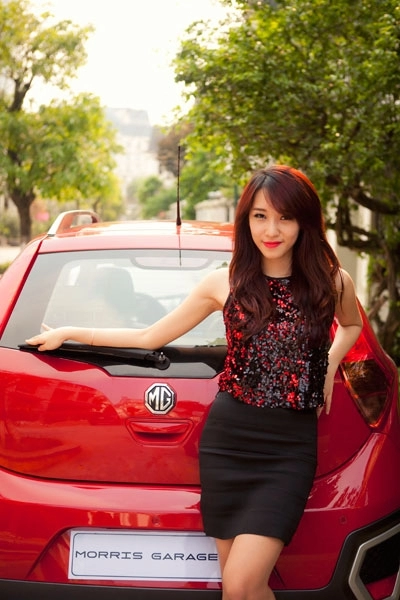 Emily yêu kiều bên mg3 xross