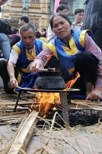 Hội thổi cơm thi ở làng thị cấm huyện từ liêm