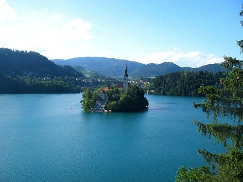 Hòn đảo nổi xinh đẹp giữa hồ ở slovenia