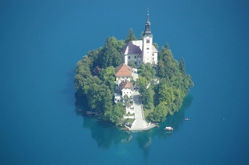 Hòn đảo nổi xinh đẹp giữa hồ ở slovenia
