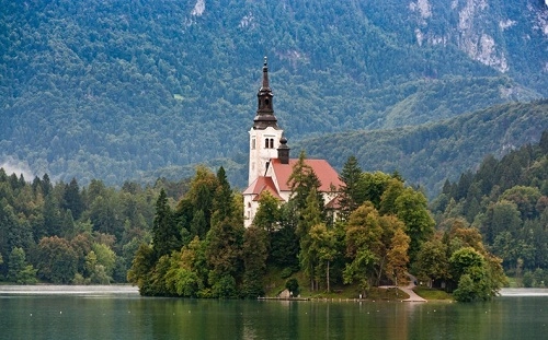 Hòn đảo nổi xinh đẹp giữa hồ ở slovenia