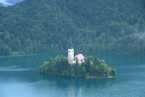 Hòn đảo nổi xinh đẹp giữa hồ ở slovenia