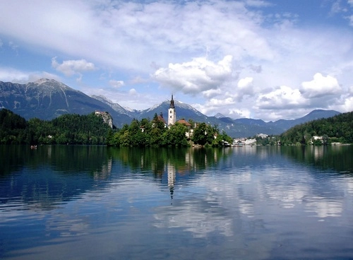 Hòn đảo nổi xinh đẹp giữa hồ ở slovenia