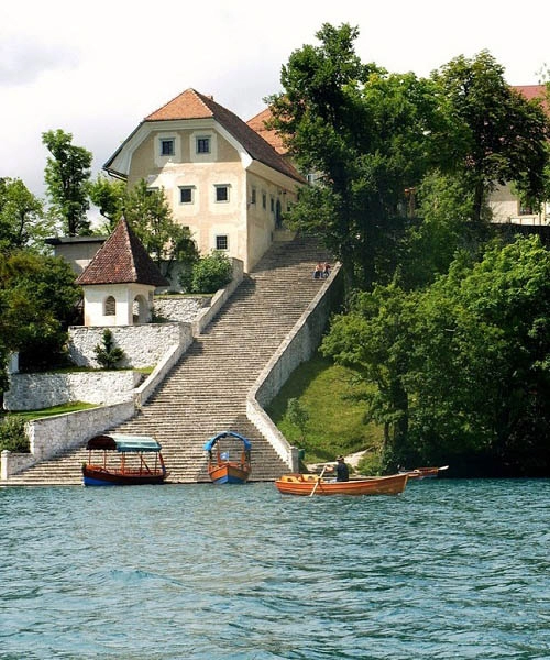 Hòn đảo nổi xinh đẹp giữa hồ ở slovenia