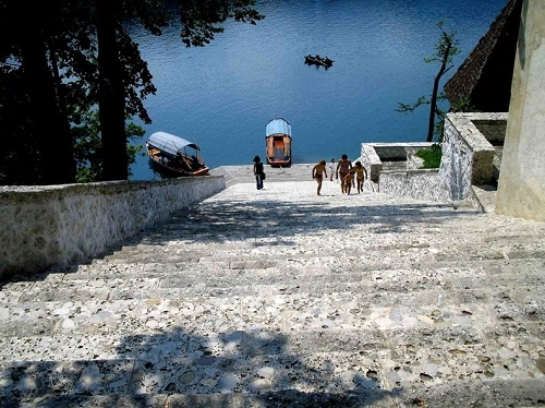 Hòn đảo nổi xinh đẹp giữa hồ ở slovenia