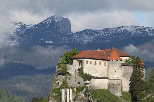 Hòn đảo nổi xinh đẹp giữa hồ ở slovenia