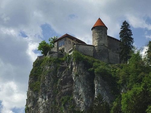 Hòn đảo nổi xinh đẹp giữa hồ ở slovenia