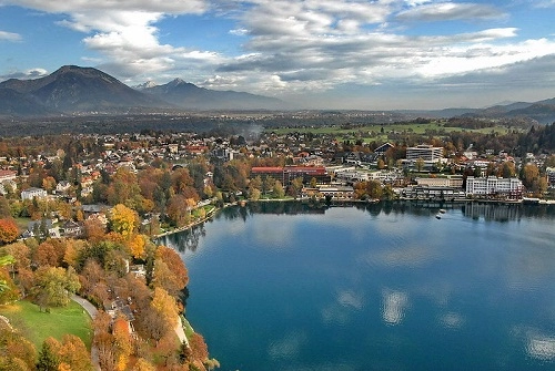 Hòn đảo nổi xinh đẹp giữa hồ ở slovenia