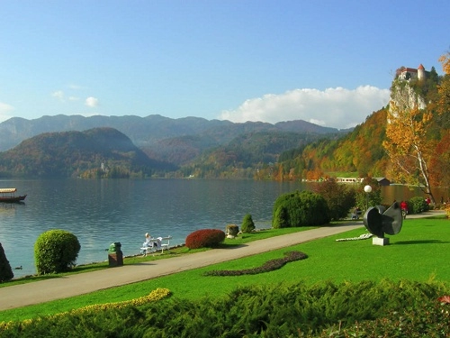 Hòn đảo nổi xinh đẹp giữa hồ ở slovenia