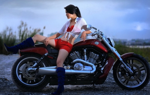 Hotgirl việt và mô tô khủng khiêu khích phái mạnh
