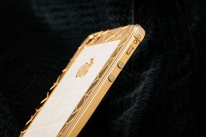 Iphone 5s mạ vàng bọc da cá sấu giá 35 triệu ở vn