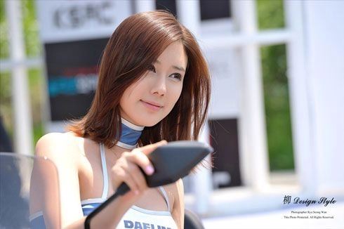 Kim ha yul khoe sắc bên siêu mô tô đua