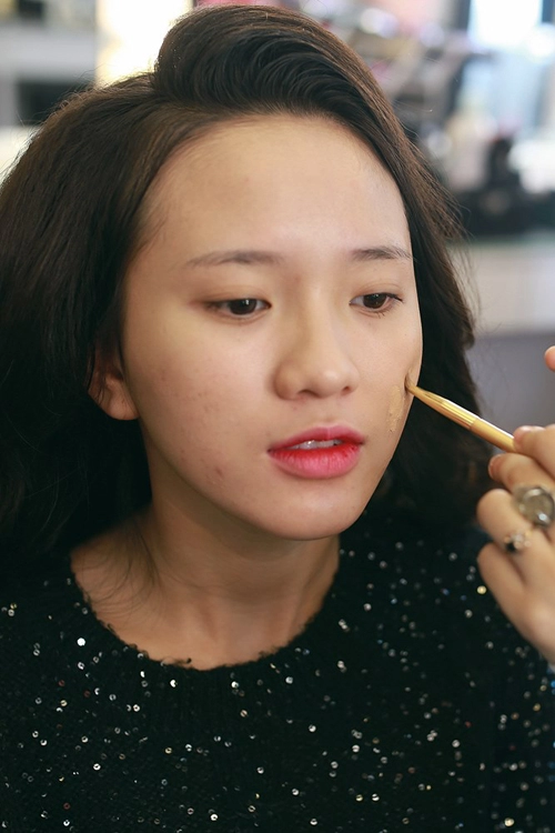 Make up che mụn với lớp nền mỏng mịn