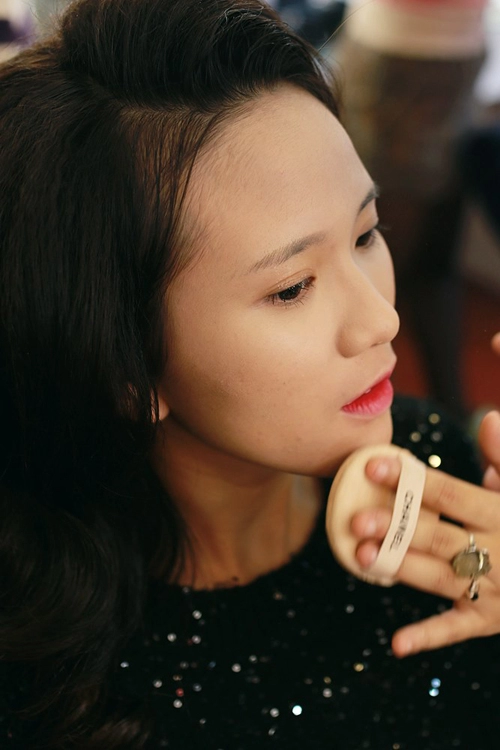 Make up che mụn với lớp nền mỏng mịn