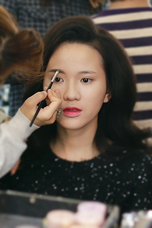 Make up che mụn với lớp nền mỏng mịn