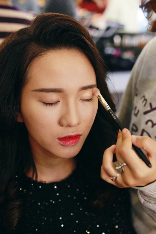 Make up che mụn với lớp nền mỏng mịn