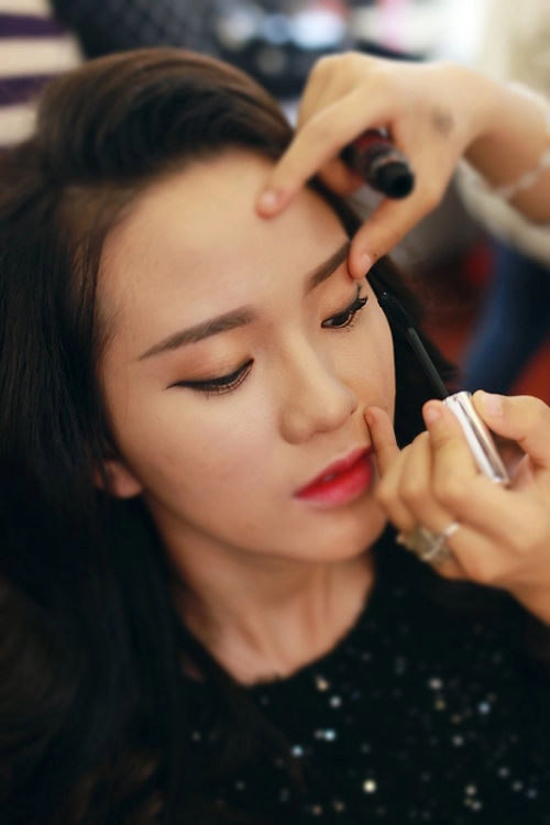 Make up che mụn với lớp nền mỏng mịn