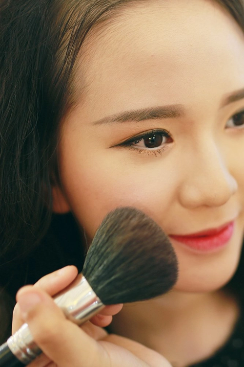 Make up che mụn với lớp nền mỏng mịn