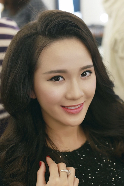 Make up che mụn với lớp nền mỏng mịn