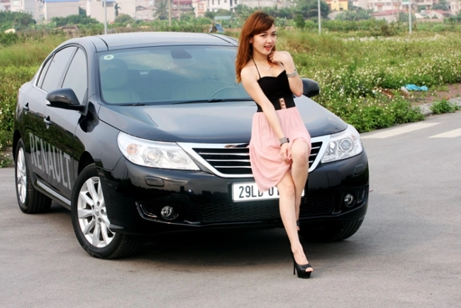 Mẫu xinh dịu dàng bên xế sang renault latitude