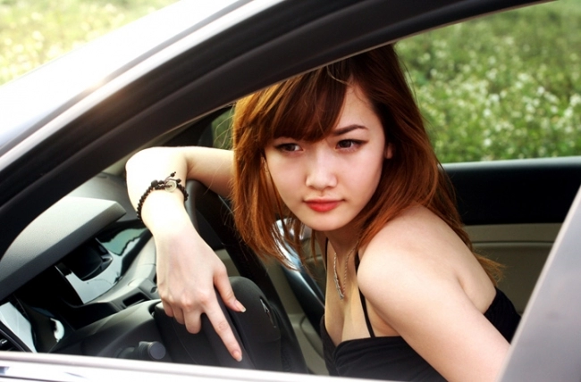 Mẫu xinh dịu dàng bên xế sang renault latitude