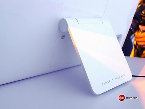 Máy tính để bàn kiêm tablet chạy android giá 75 triệu đồng