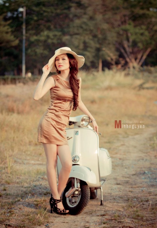 Người đẹp cao thùy linh bên xe vespa