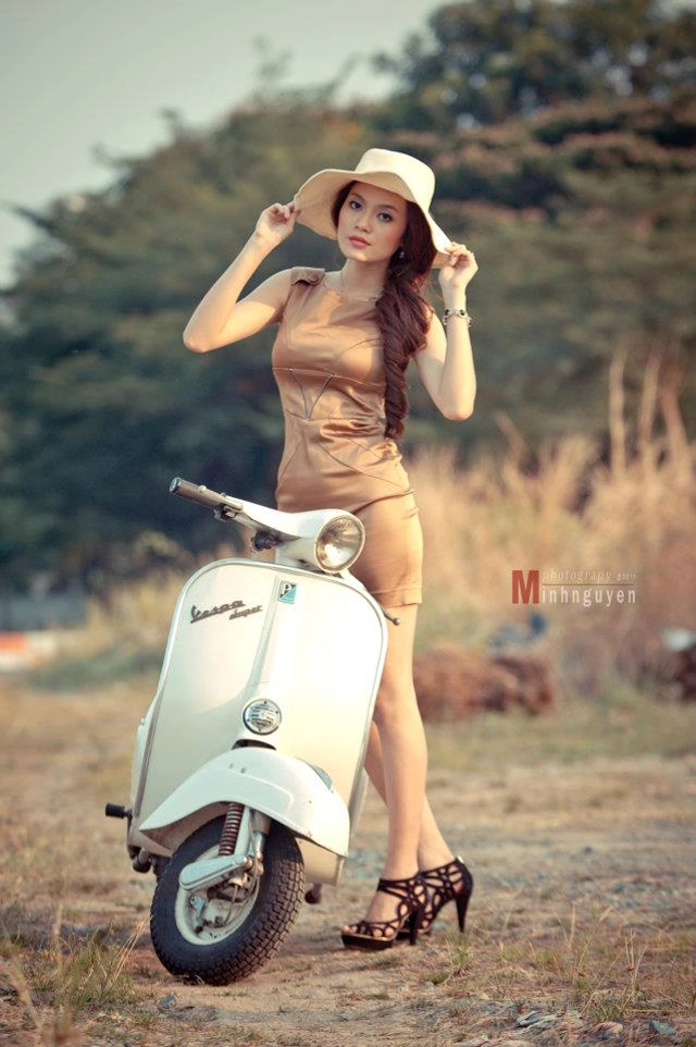 Người đẹp cao thùy linh bên xe vespa