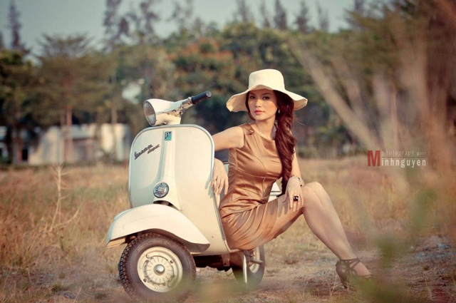 Người đẹp cao thùy linh bên xe vespa