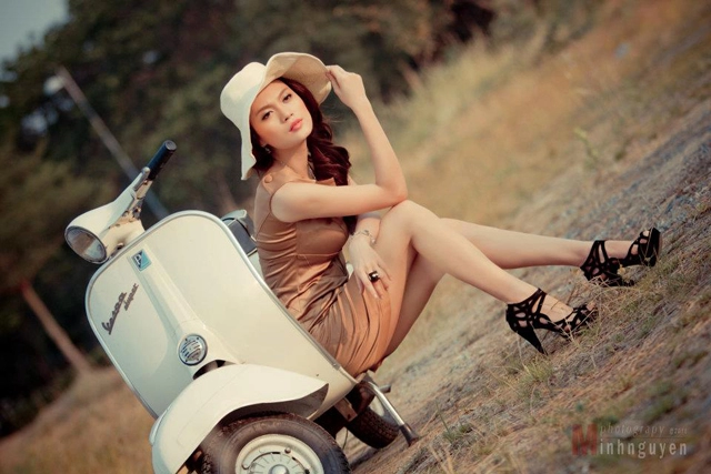 Người đẹp cao thùy linh bên xe vespa