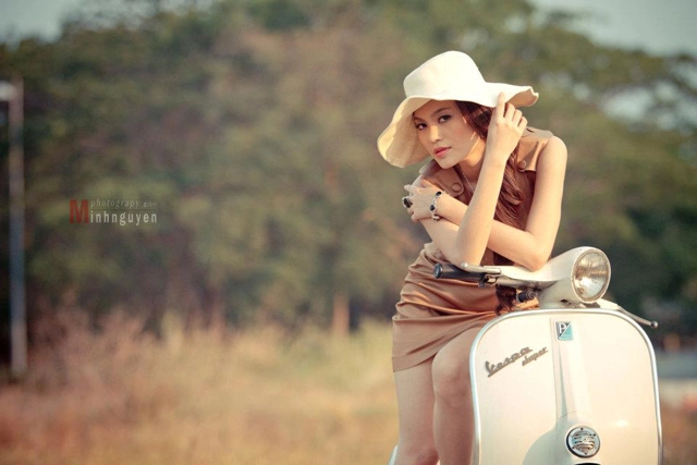 Người đẹp cao thùy linh bên xe vespa