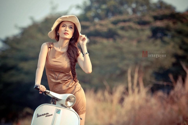 Người đẹp cao thùy linh bên xe vespa