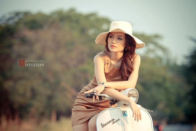 Người đẹp cao thùy linh bên xe vespa