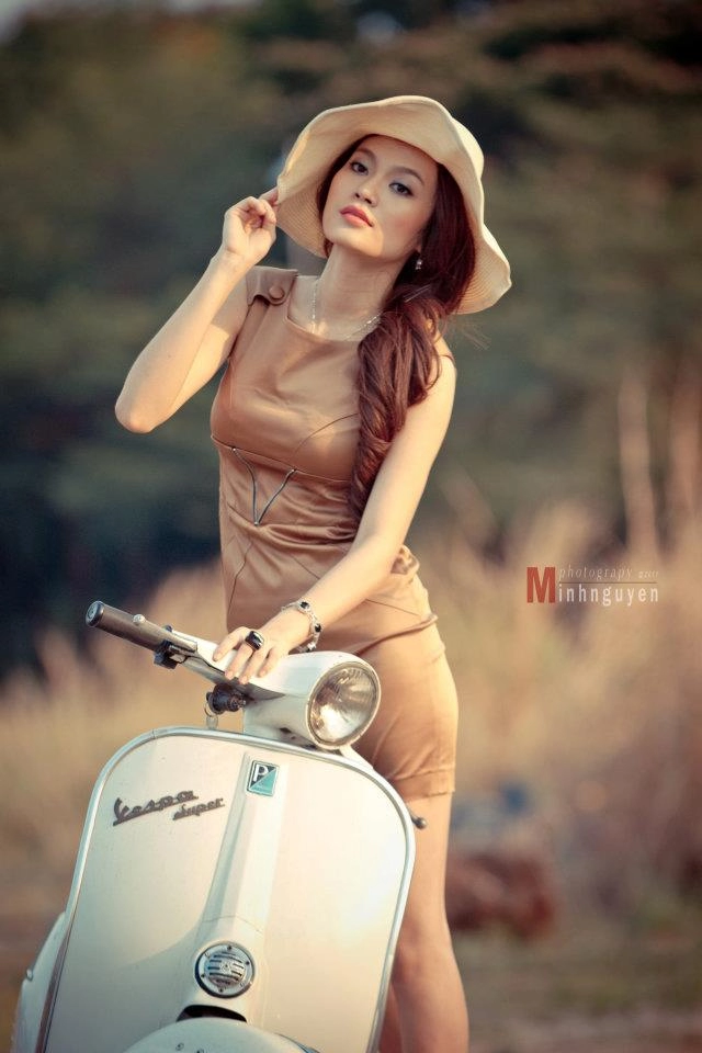 Người đẹp cao thùy linh bên xe vespa