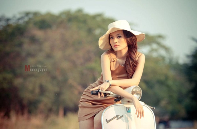 Người đẹp cao thùy linh bên xe vespa