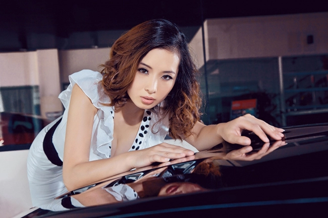 Người đẹp tạo dáng bên mazda rx-8