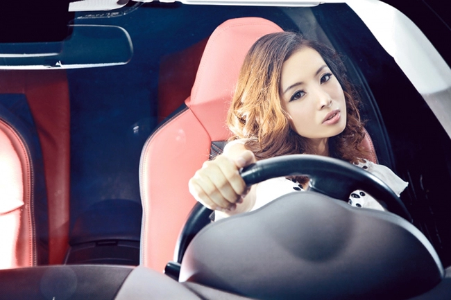 Người đẹp tạo dáng bên mazda rx-8