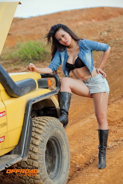 Người đẹp tuổi teen nóng bỏng bên xe địa hình
