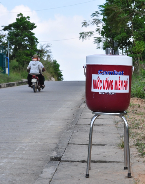 Những bình nước uống miễn phí trên đường du lịch