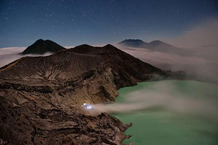 Những đốm lửa xanh kỳ ảo ở indonesia