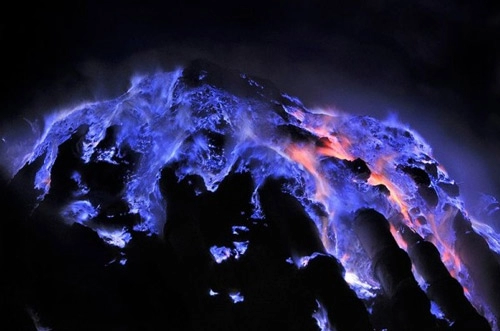 Những đốm lửa xanh kỳ ảo ở indonesia